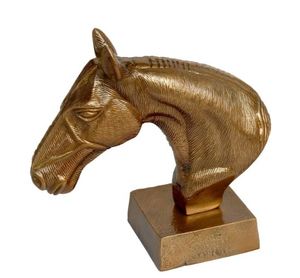 Estatua de cabeza de caballo decorativa de aluminio más vendida con soporte y escultura de mano de caballo con acabado antiguo de latón para decoración del hogar - Product Image 1