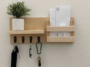 Étagère rustique à lattes avec quatre crochets et guirlandes lumineuses chaleureuses. Disponible aux prix de gros. - Product Image 3