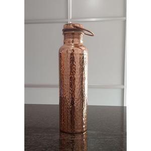 Bouteille en cuivre faite à la main fabriquée avec des détails uniques offrant un charme décoratif ainsi que des avantages fonctionnels pour la santé naturelle - Product Image 4