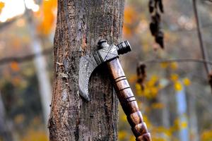 Hacha Tomahawk Artesanal de Acero Industrial con Alto Contenido de Carbono, Multiusos, para Camping, Supervivencia al Aire Libre, Mango de Madera Natural y Cuero - Product Image 3