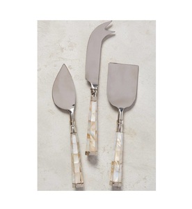 Service à gâteaux et couteau en métal fantaisie et fonctionnel au design contemporain, idéal pour les événements et les célébrations de grande classe - Product Image 3