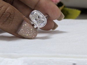 แหวนหมั้นเพชรทรงคุชชั่น 3.75 กะรัต เพชรเลี้ยงในห้องปฏิบัติการ สำหรับผู้หญิง ทองคำขาว 14K แท้ ตัวเรือนแบบฝังขอบ - Product Image 4