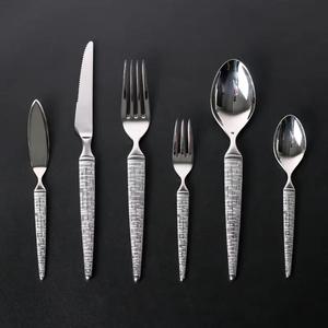 Couverts de mariage en acier inoxydable de qualité supérieure, plaqués or avec poignée design, ensemble cuillère et fourchette sûr et sain - Product Image 2