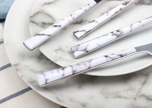 Juego de comedor de lujo con acabado plateado y mango delgado de resina blanca de estilo mármol moderno, útil para servir - Product Image 3