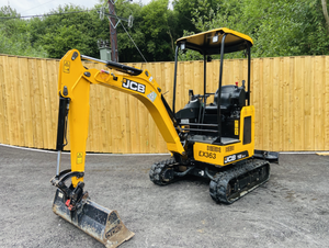 Mini-excavatrice compacte sur chenilles jaune JCB EX363 avec hydraulique auxiliaire, moteur Yanmar, forte puissance de creusement pour la construction agricole - Product Image 1