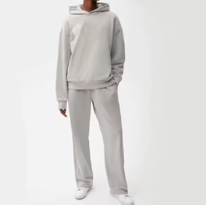 เสื้อมีฮู้ดแขนยาวสีเทาอ่อนและชุดนักวิ่งขากว้างชุดออกกำลังกายมีสไตล์เหมาะสำหรับวันสบายๆและใส่สบายในชีวิตประจำวันได้อย่างง่ายดาย - Product Image 1