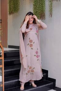 PRÉSENTER 3 PIÈCES ÉLÉGANTES Une ligne KURTI BAS AVEC BELLE DUPATTA - Product Image 3