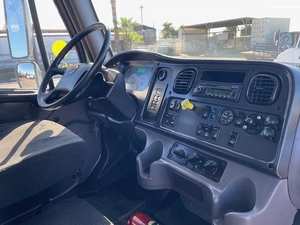 À vendre : Camion plateau d'occasion 2017 M2 106 à double essieu de 24 pieds - 330 CV, boîte automatique Allison Hs à 6 vitesses, prêt à être expédié - Product Image 2