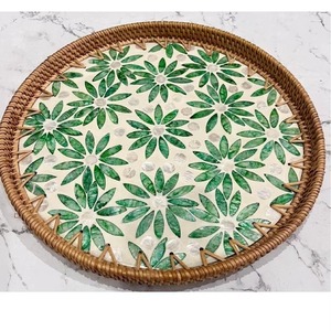 Plateau rond en incrustation d'os blanc avec design de style fleur moyen Plateau de service élégant pour la cuisine, la table basse et l'utilisation quotidienne - Product Image 3