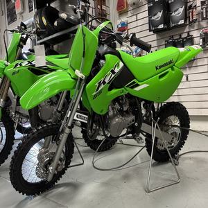 OFFRES ABORDABLES : Motos tout-terrain Kawasaki KX65 2025 prêtes à être expédiées dans le monde entier - Product Image 4