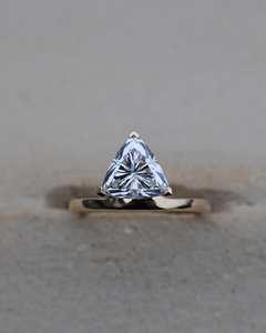 Anillo minimalista de moissanita de corte Trilliant de 0,50 quilates con cesta flotante lateral ideal para apilar o joyería nupcial - Product Image 1