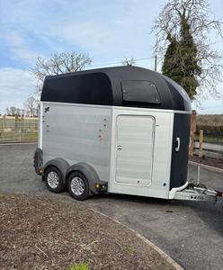 Nuevo diseño original de semirremolque con paredes laterales de acero para transporte de ganado y caballos, con eje para caballos, neumáticos 12R22.5, capacidad de carga de 1400 kg. - Product Image 2