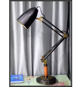 Lámpara de Pie de Latón Hecha a Mano de Lujo con Acabado Antiguo Diseñada para Brindar Iluminación Elegante para Oficinas o Espacios de Estar - Product Image 1