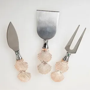 Juego de 3 cuchillos para queso chapados en oro en acero inoxidable con diseño vintage perfecto para servir queso y mantequilla - Product Image 3