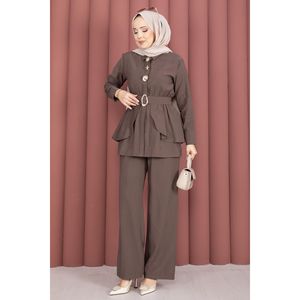 Ensemble deux pièces marron café avec broche dorée, pantalon en tissu crêpe à la taille - Product Image 3