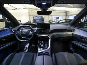 Excellent état, occasion, 2024, 3008 HYBRID 136GT SUV/TOUT-TERRAIN, accoudoir avant, frein de stationnement automatique, à vendre - Product Image 5