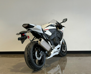 BEST-SELLER 2026 HONDA CBR1000RR-R NOUVELLE MOTO SPORTIVE + GARANTIE TRANSFERABLE À KILOMÉTRAGE INÉLIMITE. 1 AN INCLUS - Product Image 2