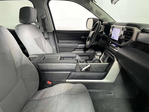 Camioneta de Tamaño Completo 2024-2025, 4 Puertas, Cabina Doble, 2WD, Caja de 5.5 Pies, Interior de Cuero, Rines R18 Oscuros, Estado Impecable, Fabricación Alemana - Product Image 3