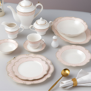 Juego de Platos y Tazones de Porcelana de Lujo en Elegante Caja de Regalo, Vajilla de Cerámica Rosa con Borde Festoneado para Bodas y Cenas Elegantes - Product Image 3