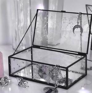 Joyero único de metal con relieve floral con acabado lujoso y encantador diseño adecuado para coleccionistas y ocasiones para regalar - Product Image 4