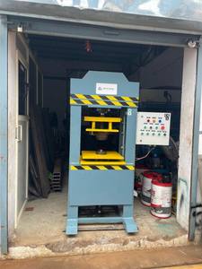 Presse hydraulique industrielle à double colonne à cadre fixe de 80 tonnes avec moteur et pompe pour tôles et moulage - Product Image 5