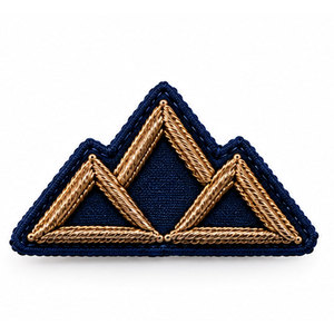 Badge brodé à la main en fil d'or, patch décoratif personnalisé à coudre pour chapeaux, vêtements et uniformes - Product Image 1