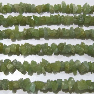 Jade vert naturel béryl puce irrégulière gravier pépite non coupée 4mm à 8mm couleur verte fabrication de bijoux perles brin 34 pouces de long - Product Image 1