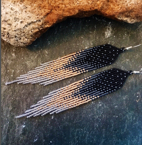 Pendientes Largos Hechos a Mano con Borlas y Flecos Mágicos - Dorados - Product Image 1