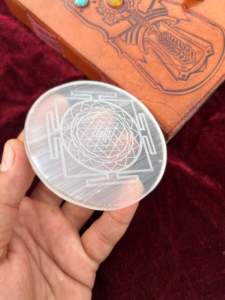 Placas de carga de selenita grabadas en Chakra al por mayor, rodajas de cristal de yeso redondas naturales para limpieza energética, Reiki y decoración del hogar - Product Image 2