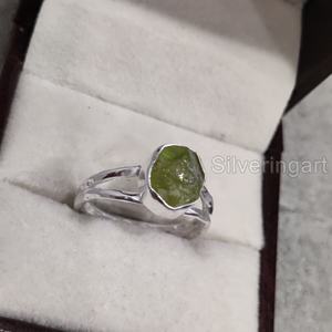 Bijoux en pierre brute Bague pour femme Péridot brut naturel Pierre précieuse Pierre de naissance d'août Anniversaire martelé Bague en argent sterling 925 - Product Image 3