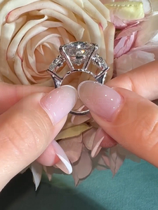 Le magnifique ovale que nous avons créé à d bijoux de lueur ressemble à une autre dame chanceuse qui bascule une bague ovale à trois pierres lourdes - Product Image 3