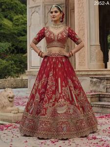 Lehenga Choli de Novia de Talla Grande, Estilo Moderno, Línea A, Hasta el Suelo, con Bordado de Zari y Diamantes, Lentejuelas y Diseño de Pavo Real, en Seda Gadhwal - Product Image 5
