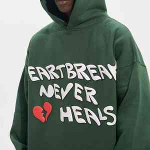 Sweat à capuche confortable et épais avec impression en relief offrant une texture audacieuse, un intérieur chaud et un style streetwear décontracté et élégant - Product Image 3