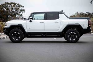 Véhicule d'occasion certifié avec faible kilométrage/km et un état impeccable, blanc, 2022 GMCC - Hurmmerr Véhicule électrique (EV) Pick-up Edition1 AWD - Product Image 5