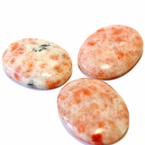 Pierre naturelle de poche en pierre de soleil faite à la main Feng Shui Worry Crystal Thumb Agate Semi-Precious Gemstone Craft for Anxiety Stress - Product Image 2