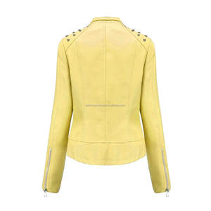 Chaquetas de mujer de cuero amarillo claro Slim Fit Moto estilo tachonado hombros asimétrico Zip Biker prendas de vestir exteriores con bolsillos con cremallera - Product Image 2