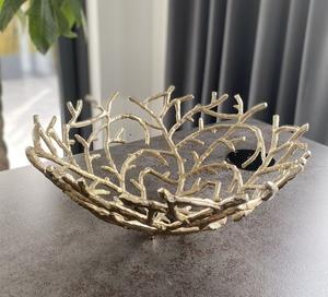 Tazón para servir de aluminio fundido de diseño con forma minimalista y estructura fuerte, adecuado para exhibir frutas o aperitivos - Product Image 1