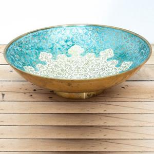 Bol en métal doré de forme unique résistant à la chaleur pour fête à usage décoratif avec des collations de fruits et noix - Product Image 2