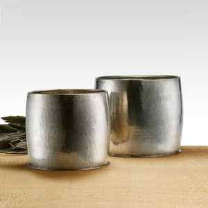 Florero de Metal Único Hecho a Mano con Forma Moderna, Ideal para Exhibición en Mesa y como Detalle Decorativo - Product Image 5