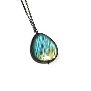 MorphiArtForge Collier Labradorite arc-en-ciel violet double face fait à la main Style vintage Pendentif en fil de fer plaqué or - Product Image 5