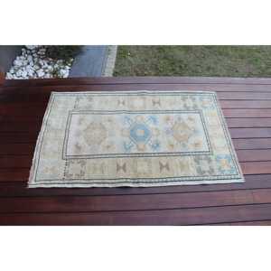 Tapis turc vintage, petit tapis de 2,6 x 4,3 pieds, tapis bleu et blanc à bordures - Product Image 3