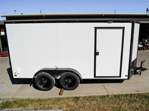 รถพ่วงแบบ Tandem Enclosed Trailer สีขาว ทรง V-Nose พร้อมแพ็คเกจ Blackout แบบสองเพลา รับน้ำหนักได้ 2001-3000 กก. ยี่ห้อ 7x14 - Product Image 4