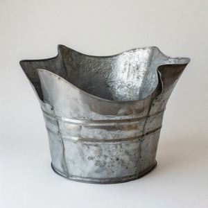 Cubierta de base de árbol negro martillado en aluminio, atemporal y hecho a mano para un estilo interior festivo premium o regalos de exportación. - Product Image 6