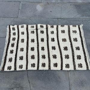 Alfombra Kilim Vintage, Alfombra Turca de 1.9x3 pies, Alfombra de Lana Blanca con Diseño Floral - Product Image 4