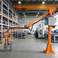 Manipulateur pneumatique sur pied avec bras d'assistance au levage, personnalisable pour différentes tailles et types de préhenseurs