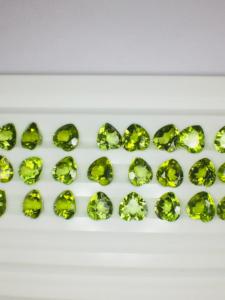 Pierre précieuse en forme de cœur en péridot naturel de qualité AAA avec un excellent lustre et une belle couleur, une fabrication et un polissage parfaits à bas prix - Product Image 6