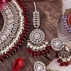 Ensemble de collier ras du cou en or plaqué or avec perles Kundan de mariage haut de gamme avec boucles d'oreilles et Maang Tikka Style ethnique traditionnel - Product Image 6