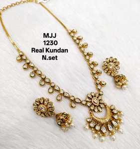 Superbe ensemble de collier Kundan de mariée de qualité supérieure et avec des designs personnalisés maintenant disponible pour les boutiques ethniques à des prix exceptionnels - Product Image 3