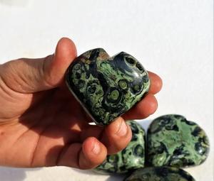 Venta al por mayor de alta calidad verde Kambaba Jasper Puffy Hearts pulido Caved Healing Heart Stone Crystal Crafts para la decoración de la meditación - Product Image 6