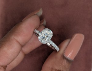 Anillo de Compromiso Clásico de Plata S925 con Moissanita de Corte Cojín de 2.30 Ct, Regalo para Mujer, Chapado en Rodio, Engaste Pavé, para Boda y Fiesta - Product Image 1